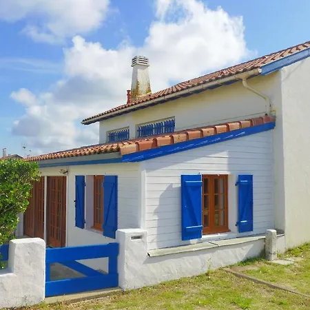 Ref 227 , A Proximite Immediate De La Plage Des Bourdaines , Patio Classee 3 Etoiles , 6 Personnes Villa *