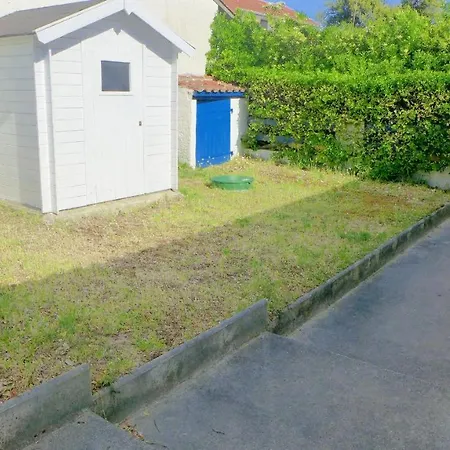 Villa Ref 227 , A Proximite Immediate De La Plage Des Bourdaines , Patio Classee 3 Etoiles , 6 Personnes *