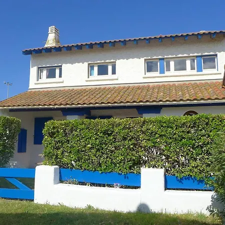 Villa Ref 227 , A Proximite Immediate De La Plage Des Bourdaines , Patio Classee 3 Etoiles , 6 Personnes *